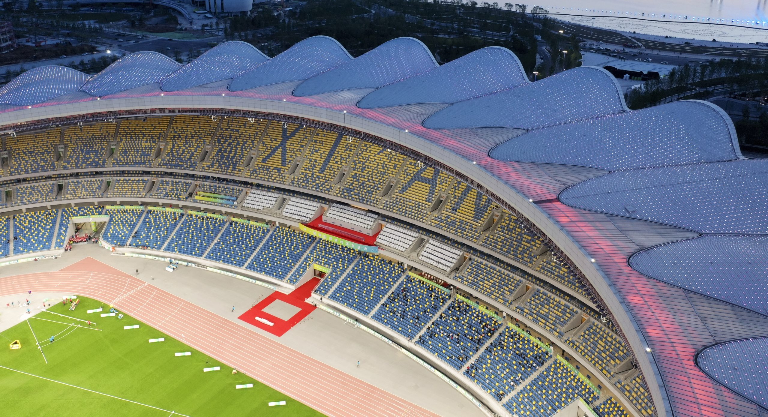 RGBW LED control rethought: DT8 technology, enhanced by the innovative power of Inventronics